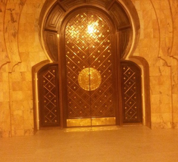 La porte en or offerte par Cheikh Amar à la mosquée de Touba