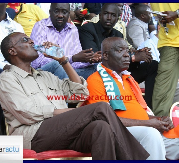 Ousmane Tanor Dieng au stade avec  le Général Edouard Kassaraté, ambassadeur de Côte d' Ivoire au Sénégal 