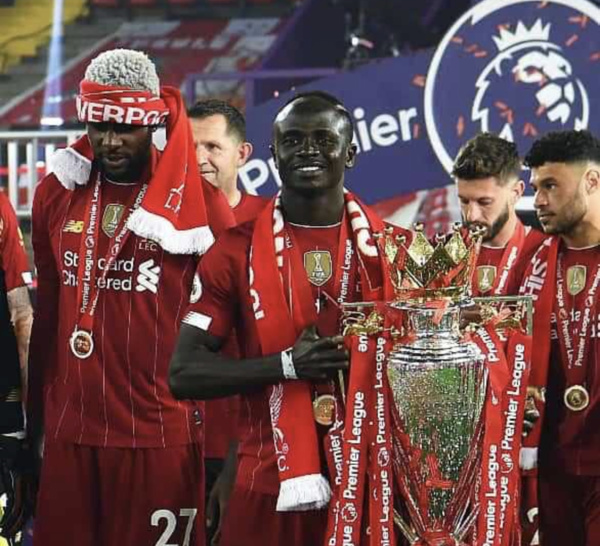 Premier League : Sadio Mané a officiellement soulevé le trophée suite à la victoire de Liverpool 5-3 sur Chelsea.