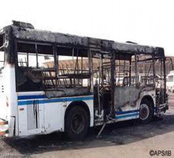 Des manifestants mettent le feu dans un bus "tata" bondé de monde.