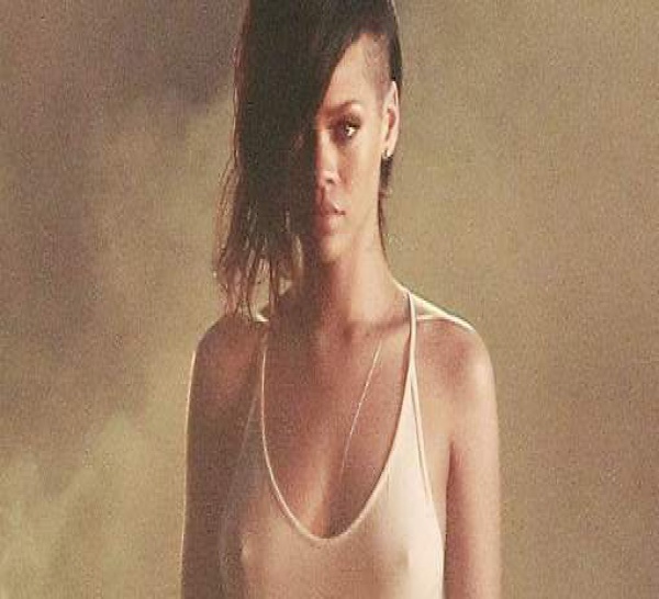 Rihanna montre tout dans une robe transparente (PHOTOS)