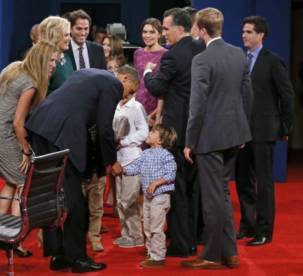 La poignée de main entre Obama et le petit-fils de Romney
