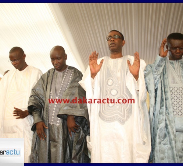 Les ministres de la Peche(Pape Diouf), de la Culture(Youssou Ndour) et de l'Energie(Aly Ngouye Ndiaye)  ont tous prié à Mazalikoul Jinnane