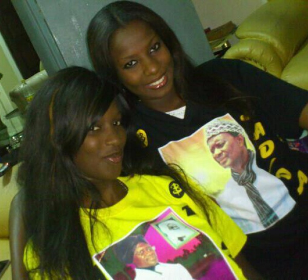 Lissa et sa soeur Sophia portant des t-shirts avec la photo de Cheikh Modou Kara