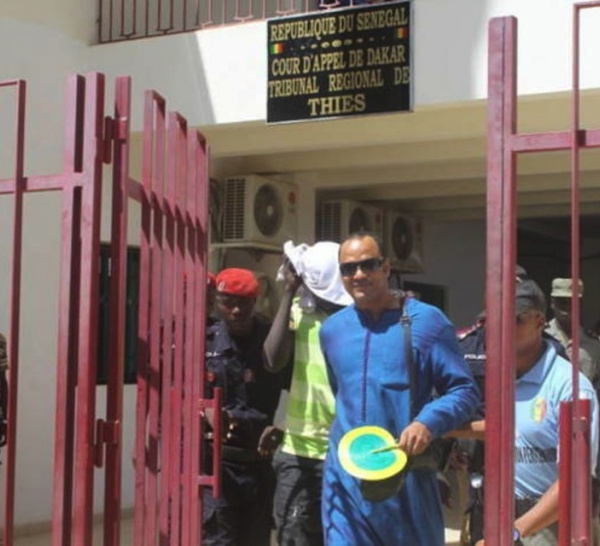 Affaire Luc Nicolai - Lamantin Beach : Jean Touly assis entre deux chaises.