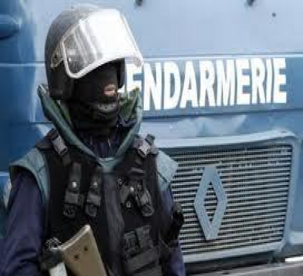 Un courtier arrêté pour vol et usage d'un tampon officiel de gendarmerie.