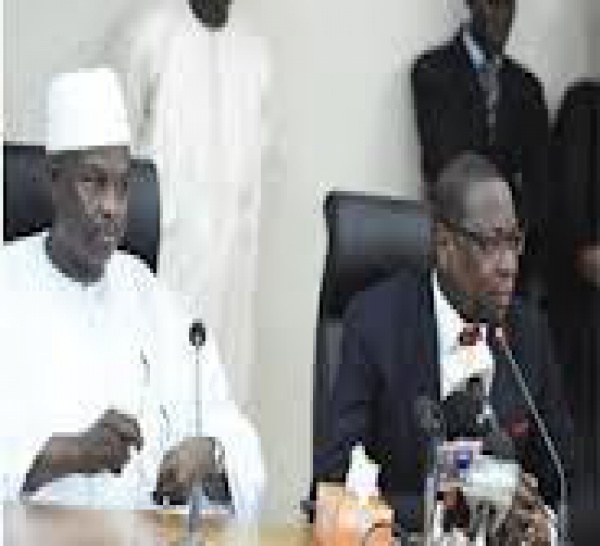 L'épouse de Mankeur Ndiaye se donne en spectacle devant la maison d'Alioune Badara Cissé.