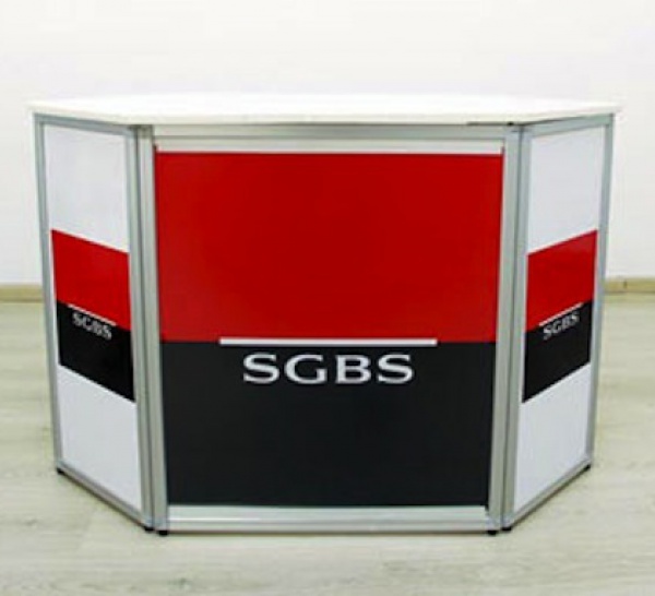 Alors qu'une partie de la direction fête les 50 ans de la SGBS, des employés arborent des brassards rouges, boudent la fête et se donnent RV  vendredi pour une AG