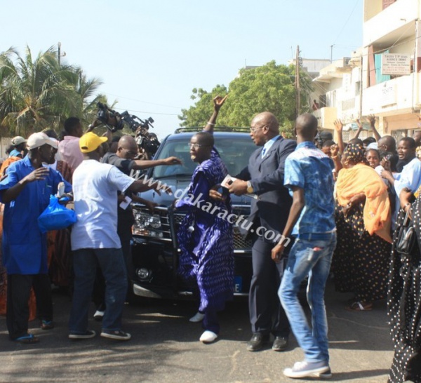 En images, revivez l'entrée de Karim Wade dans les locaux de la gendarmerie.