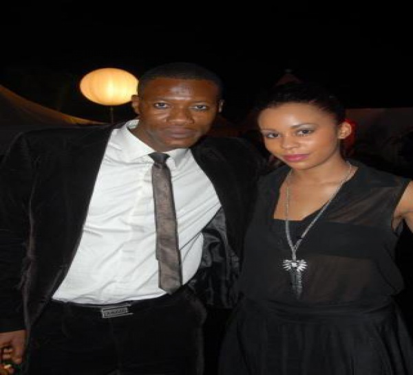 Deve Tandian pose ave Léa Soukeyna Ndiaye de Kenkéliba de la RTS