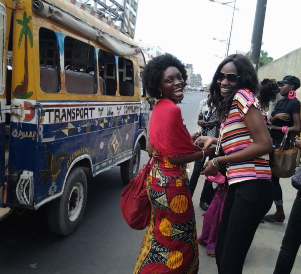 Les mannequins Fatou Niang et Maman Mbaye à l'arrét attendant l'arrivée du bus