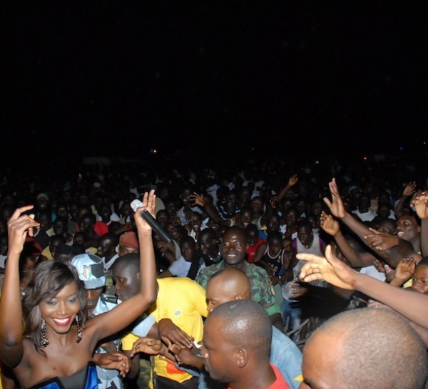 African tour Abidjan : Coumba Gawlo toujours aussi proche de son public.