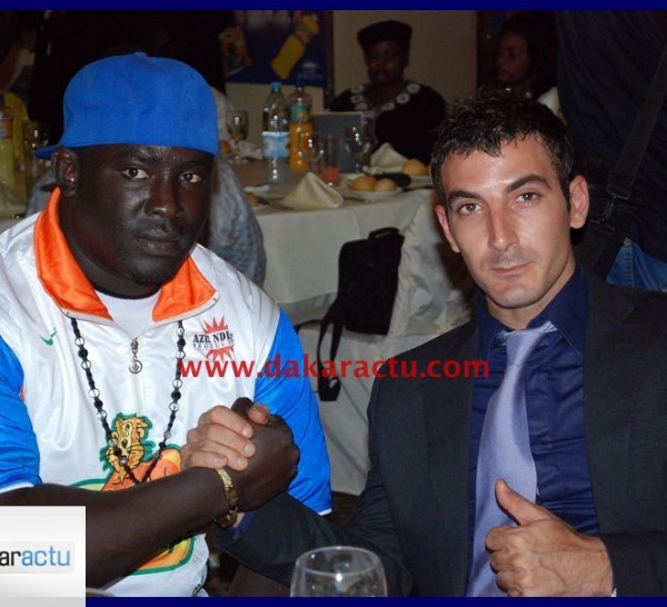 Le lutteur Baye Mandione avec son manager américain au "Gala des lutteurs"