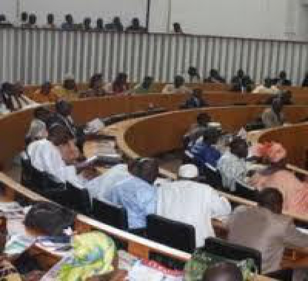 Plénière pour le vote du budget du ministère de l'Energie : le député Sira Ndiaye scotché à sa tablette pour "Facebooker".