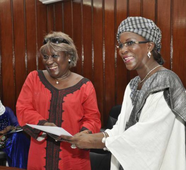 Signature d’une convention de  collaboration entre le professeur Amssatou Sow Sidibé et  Ndioro Ndiaye ex-ministre de la famille et de l’enfance