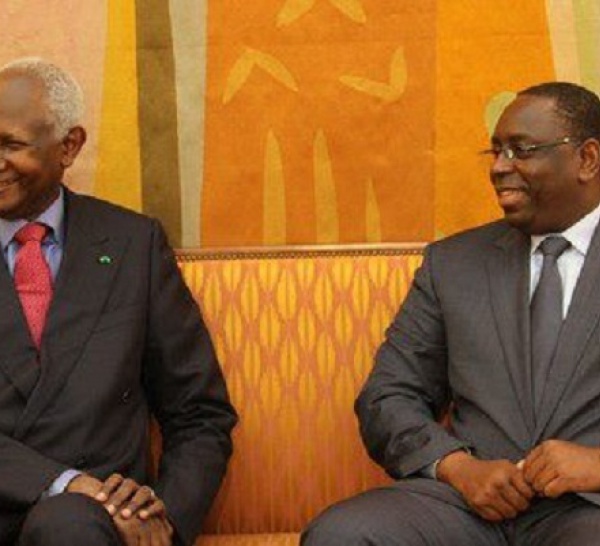 Le président Abdou Diouf très heureux d'etre  reçu par Macky Sall. Ils affichent tous les deux un grand sourire