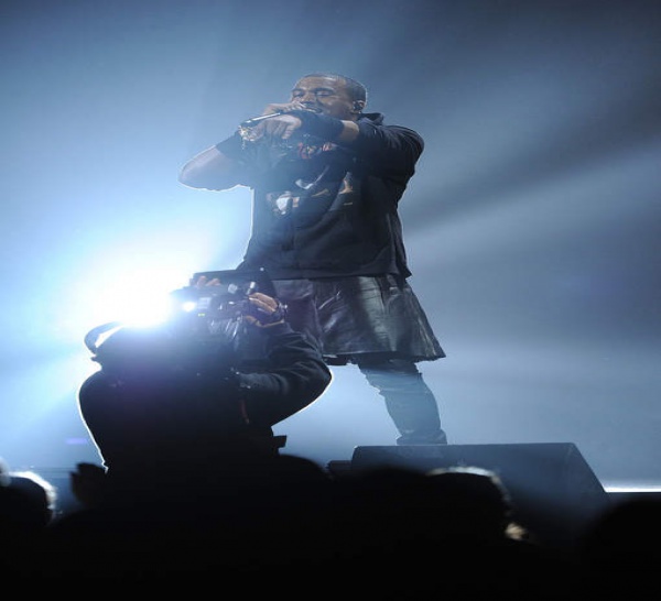 Kanye West en jupe en cuir sur scène