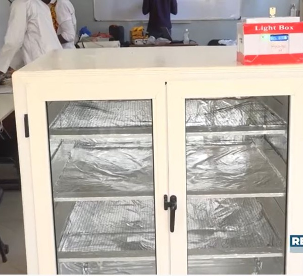 (Découverte) Le « Dister UV » : la machine intelligente des étudiants de l’UPOA pour stériliser les matériaux médicaux