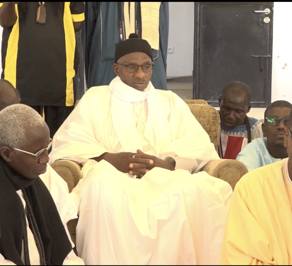 (VIDÉO) DAROU SALAM / Le Khalife bénit l'acte d'allégeance de Serigne Talla Khary Diouf, Khalife de Serigne Mor Diouf Ndorong et celui de toute la famille.