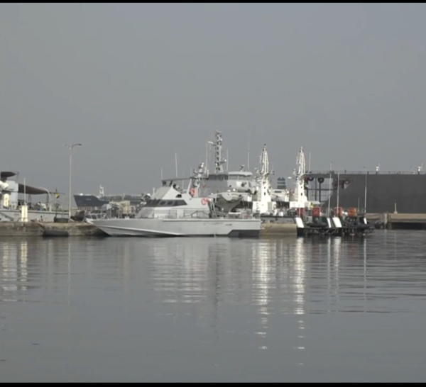 Émigration clandestine / Opération de patrouille : Virée en haute mer, à bord de "l'ANAMBÉ", avec les soldats de la marine nationale.