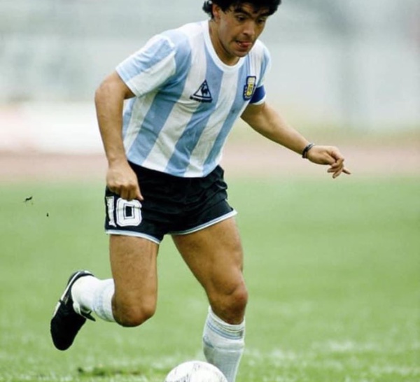 Diego Armando Maradona, le " Pibe de Oro " devenu le dieu du football.
