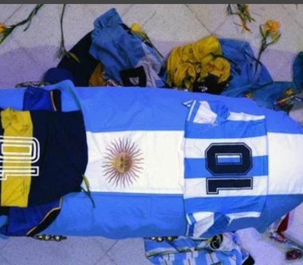 Veillée funèbre de Maradona : L'Argentine rend un dernier hommage à Diego, la Casa Rosada refuse du monde...