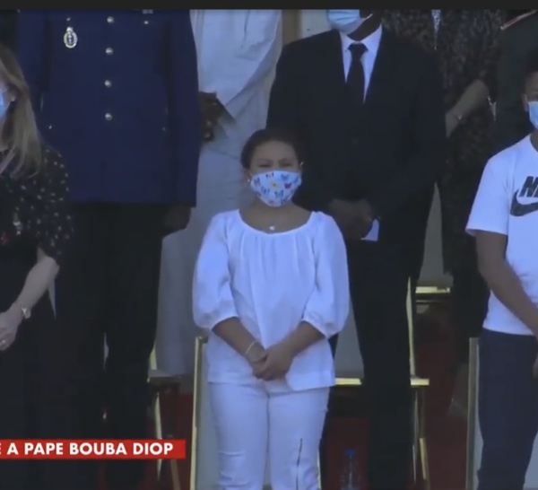 Obsèques nationales de Pape Bouba Diop : Sa veuve Marie Aude et leurs enfants Aron et Awa aux côtés du président Macky Sall.