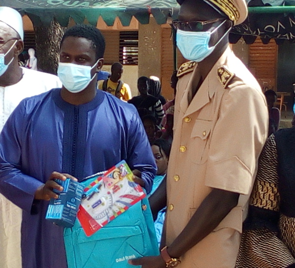 Abdourahmane Baldé, alias Doura du mouvement Kolda debout offre 6000 kits scolaires aux couches vulnérables et les enrôle dans la CMU.  