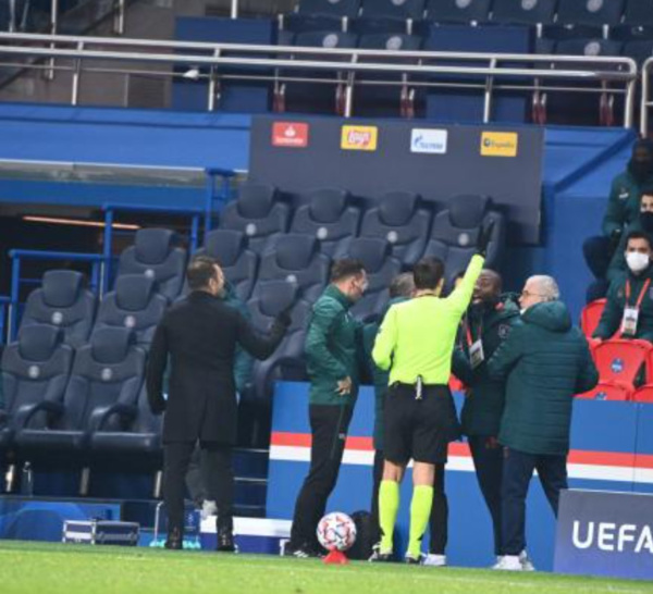 PSG - Basaksehir : le carton rouge d'Achille Webo suspendu par l'UEFA.