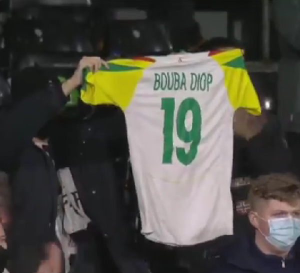 Premier League / Hommage : Pape Bouba Diop à la Une du programme Fulham - Liverpool.