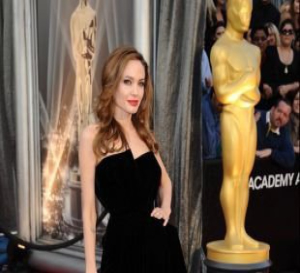 Angelina Jolie, Kim Kardashian, Fergie : Les robes signature des stars
