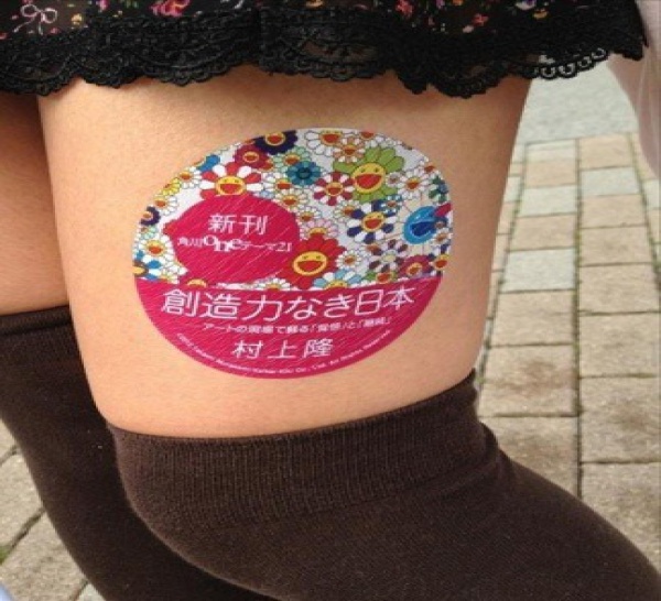 Au Japon, on accole des publicités directement sur les cuisses des jeunes femmes