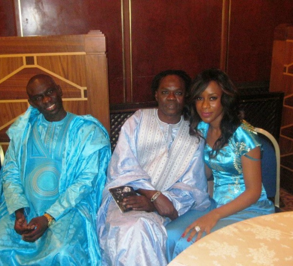 Le mannequin Dyana Seck en compagnie des chanteurs Baba Maal et Pape Diouf