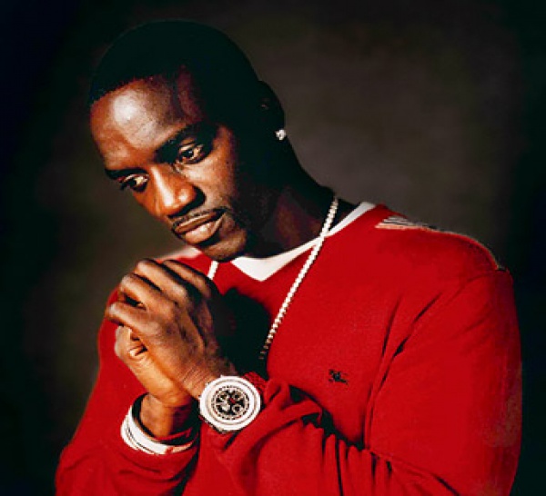 Un homme accuse Akon de l’avoir blessé