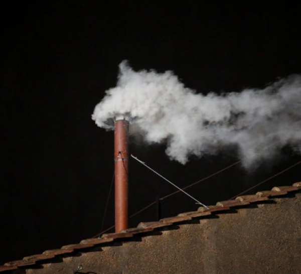 Urgent: Vatican: fumée blanche, un nouveau pape a été élu