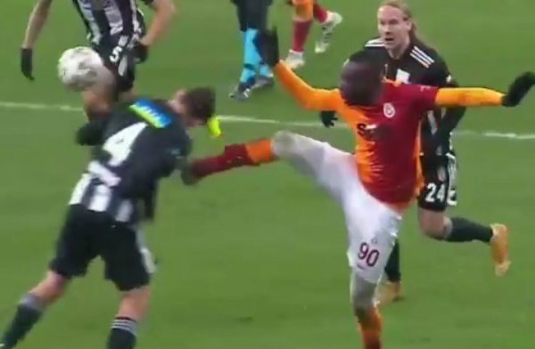 Super Lig / Galatasaray : Mbaye Diagne écope d'un carton rouge contre Besiktas.
