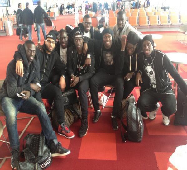 Les lions à l'aéroport de Paris pour aller à Conakry