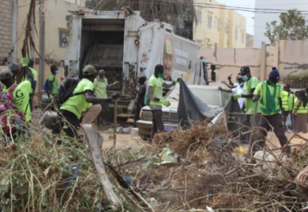 (PHOTOS) « VILLES PROPRES » / Les populations de Yoff Toundoup Rya, derrière leur déléguée Dr Aïssatou Tall, s'investissent.