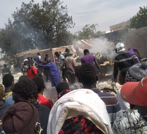 JANATU MAHWA / Un dépôt de matelas ravagé par les flammes.