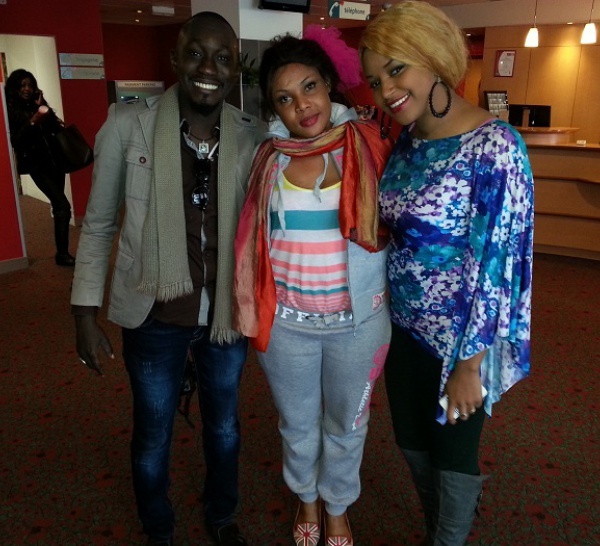 Le photographe Chon en compagnie de Amina Poté et Saly au "Grand Bégué" du zenith avec Pape Diouf