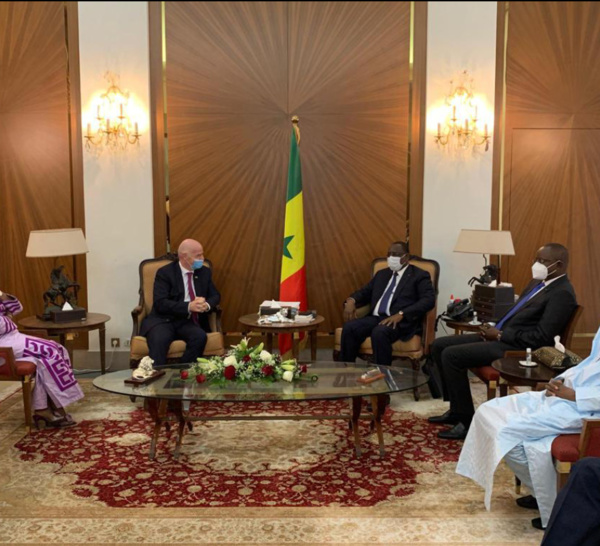 Audience : Le président de la FIFA Infantino et Augustin Senghor ont été reçus par le chef de l'État.