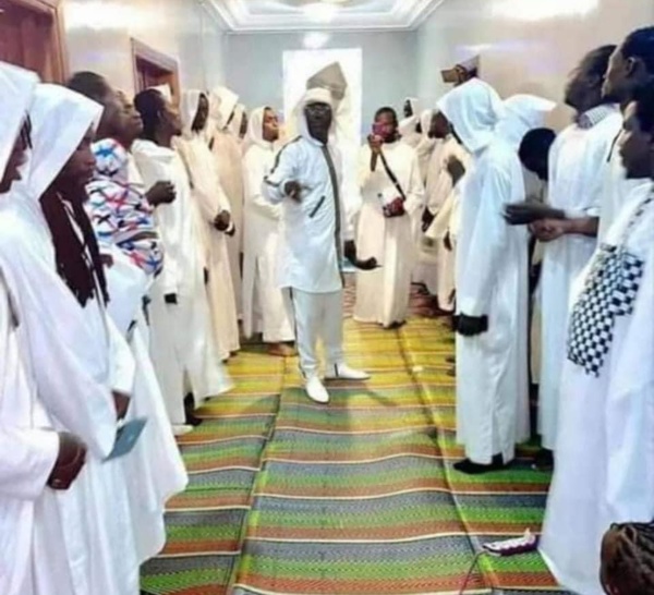 TAWAAF AVORTÉ À TOUBA / Qui des 05 "pèlerins au boubou blanc déférés " tient à tremper Serigne Modou Kara dans le rituel ?