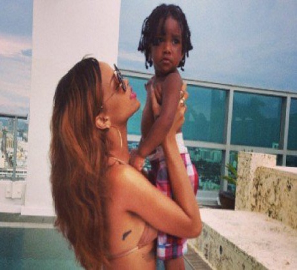 Rihanna : elle montre son côté maternel !