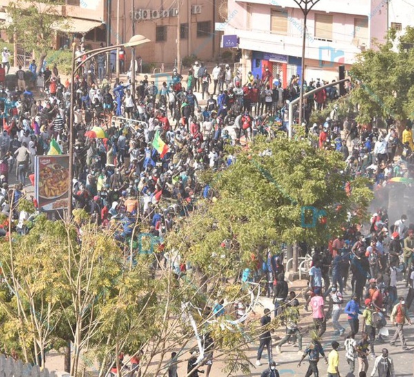 Des manifestants déterminés ont acculé les gendarmes qui étaient obligés de se replier jusqu’aux portes de la caserne Samba Diery Diallo. (IMAGES )