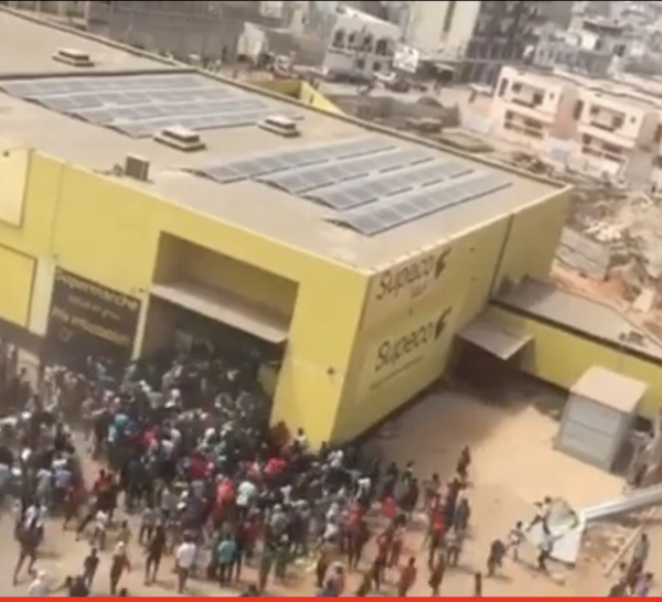 Manifestations : Spéculation sur des cas de viols de plusieurs filles au magasin « SUPECO » de Golf...