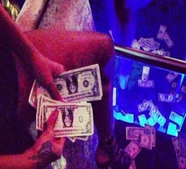 Rihanna glisse 8000 dollars dans le string d'une strip-teaseuse !