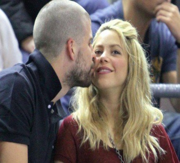 Shakira : match de basket avec son chéri très amoureux et fraîchement rasé !