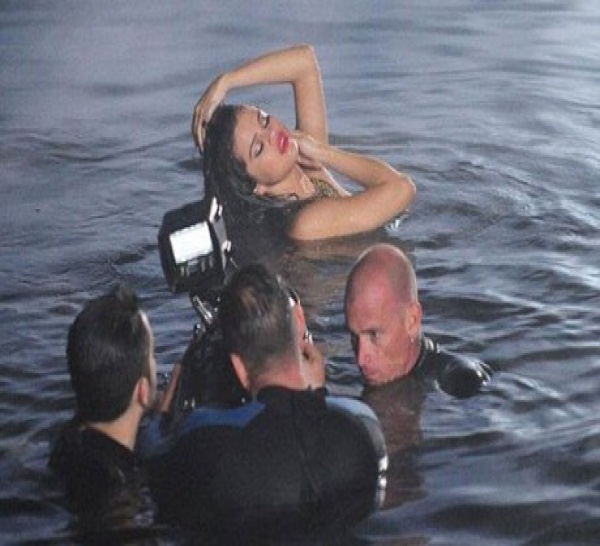 Selena Gomez topless pour le tournage de son nouveau clip