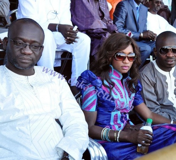 Ndiaye "Doss", Evelyne Manjouba et Pape Cheikh Diallo au stade Demba Diop pour le drapeau de Zik FM
