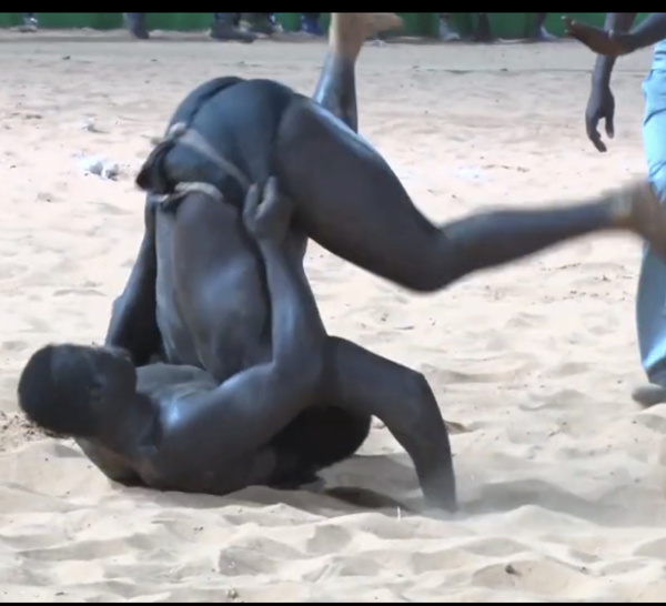 Lutte simple / Drapeau Doudou Diagne Diécko : Franck (poids lourd) et Kaw gourdin (poids légers) empochent la cagnotte de 3 millions (Ndiaye productions).
